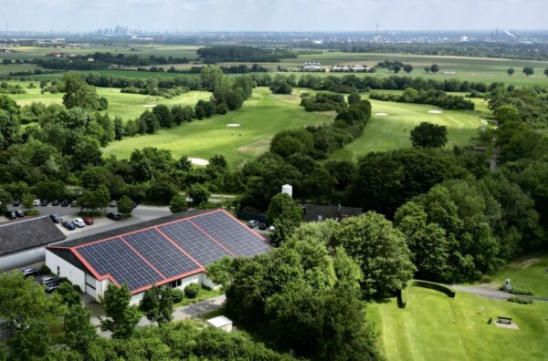 Golf-Club Hof Hausen von der Sonne angetrieben