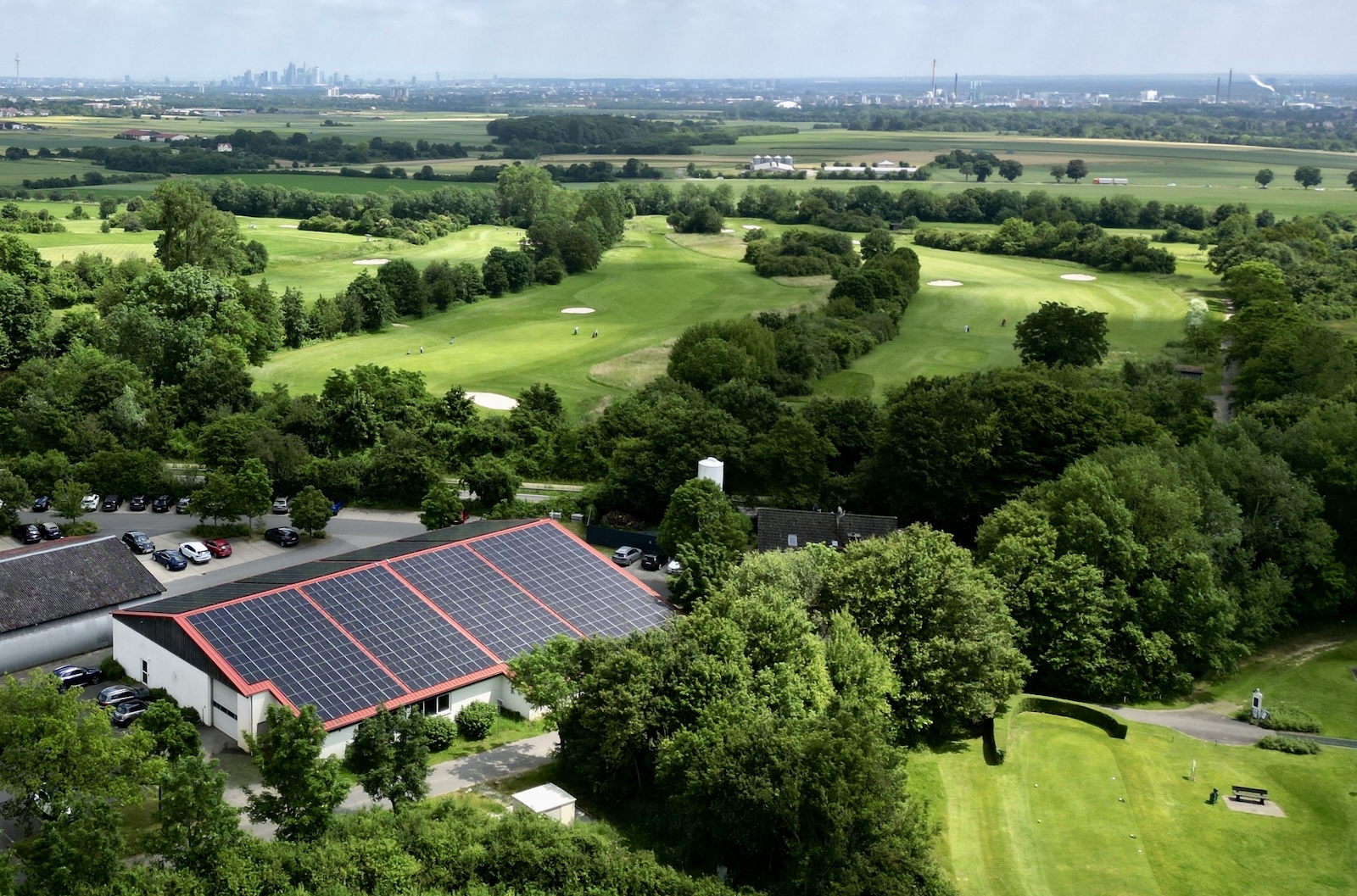 Die Photovoltaikanlage des Golf-Club Hof Hausen vor der Sonne