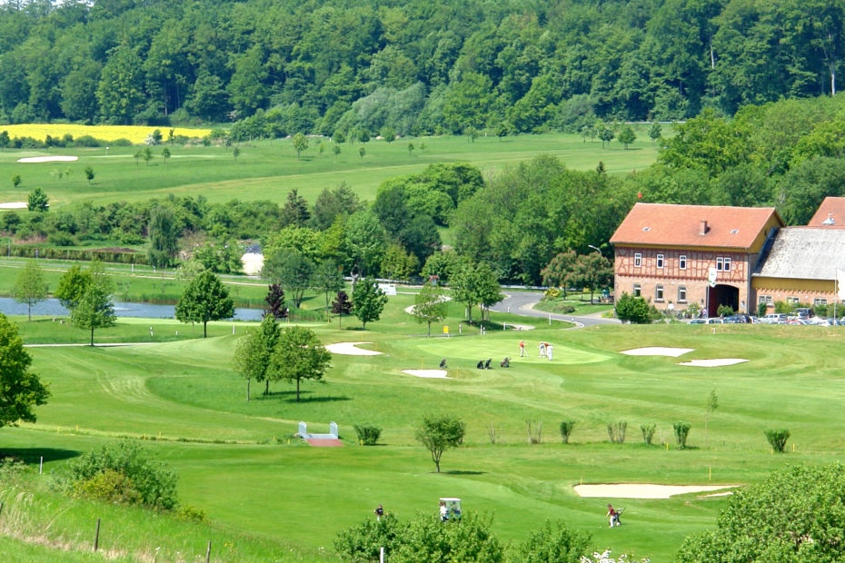 Golfplatz des Golf-Park Winnerod mit Clubhaus