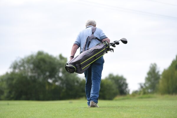 Werner Keim trägt sein Golfbag auch mit 87 Jahren