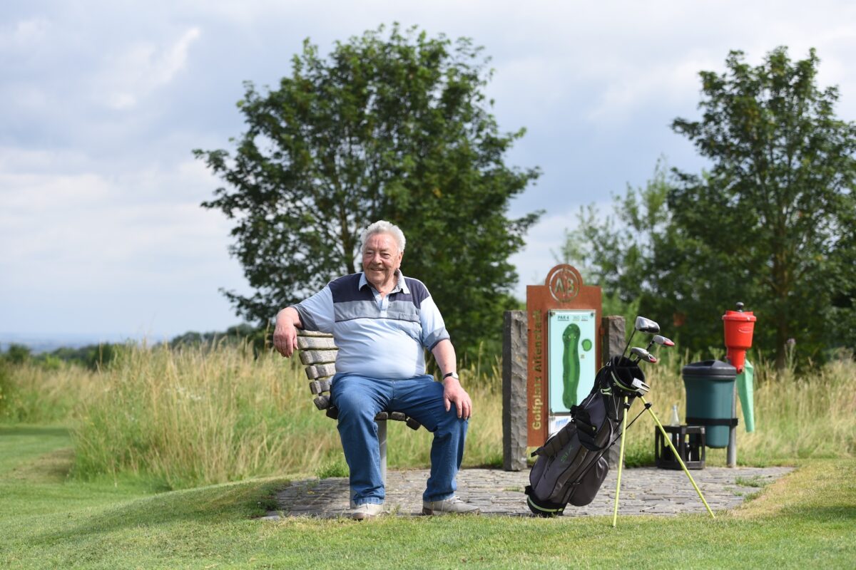 Werner Keim bei einer kleinen Pausen auf seiner 9-Loch-Runde