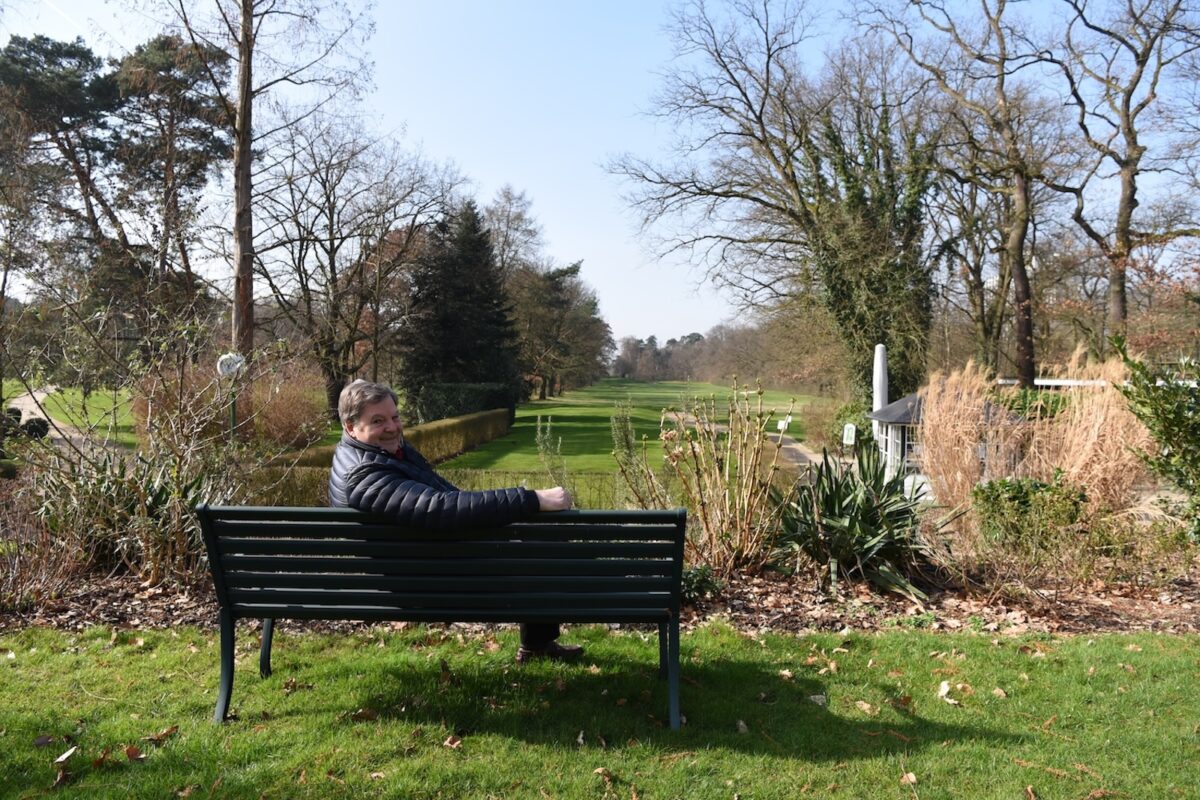 Klaus Veith auf einer Bank hinter dem ersten Abschlag im Frankfurter Golf Club