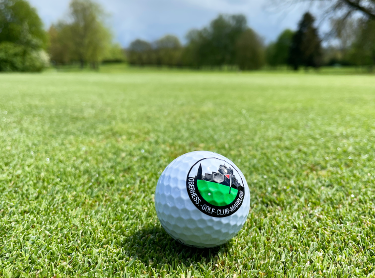 Ball mit Logo des Oberhessischer Golf-Club Marburg