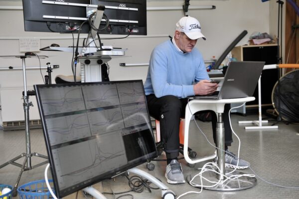 Golflehrer Keith Coveney bei der 3D-Analyse