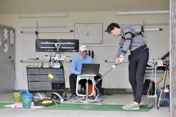Golflehrer Keith Coveney bei der Arbeit mit Lukas Buller