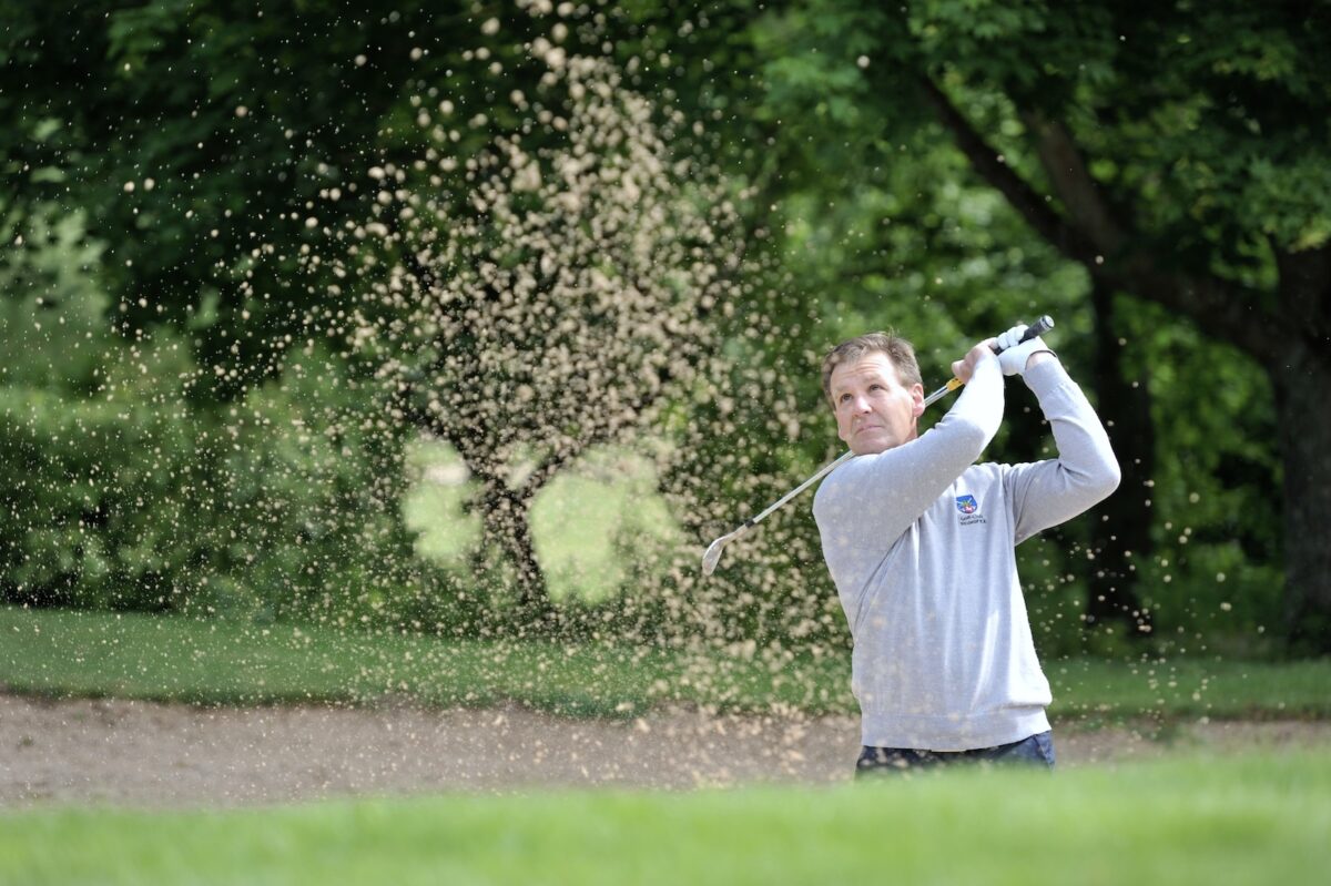 Golflehrer Michael Mitteregger beim Bunkerschlag