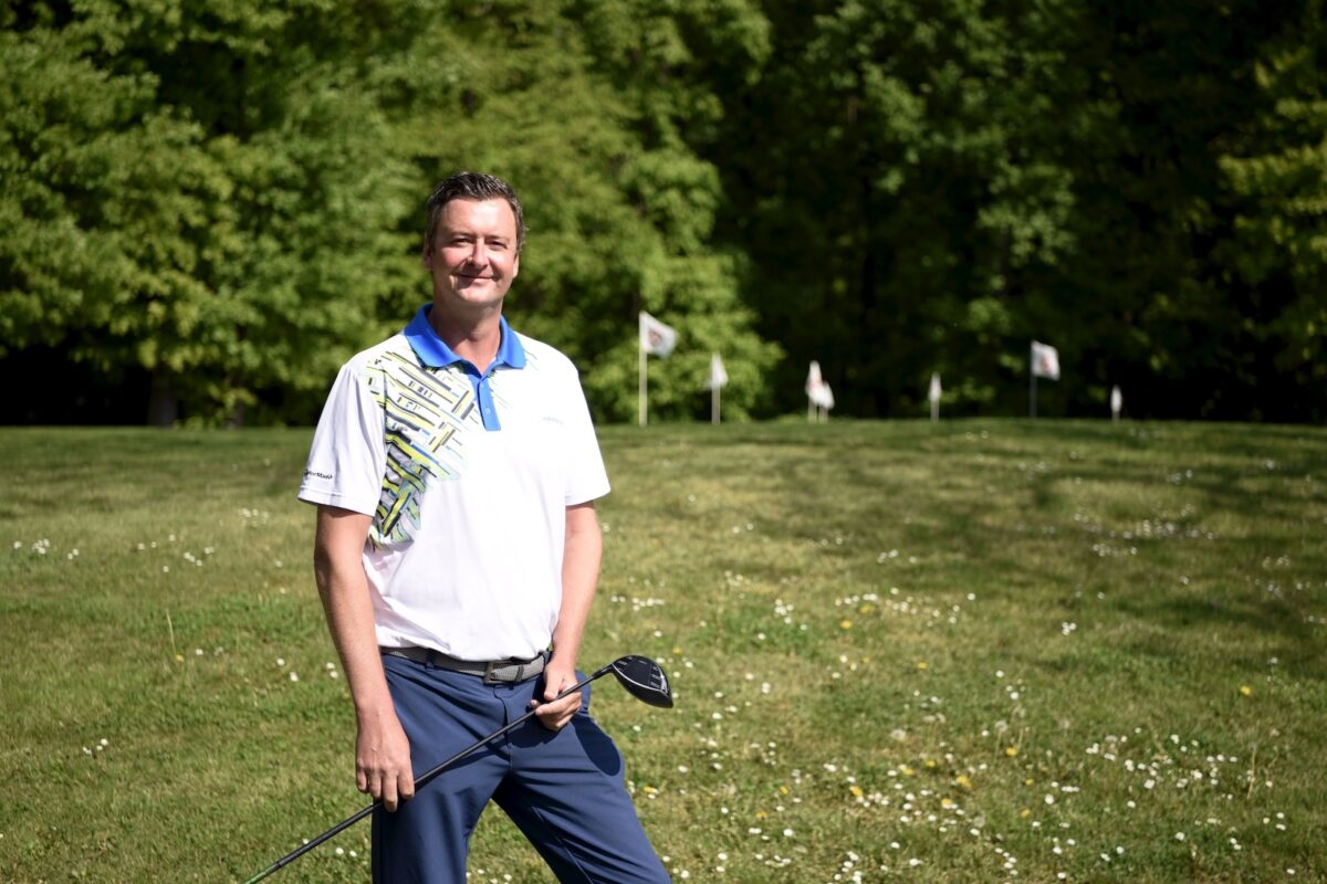 Richard Nömeier, Golflehrer im Golf-Club Hof Hausen vor der Sonne