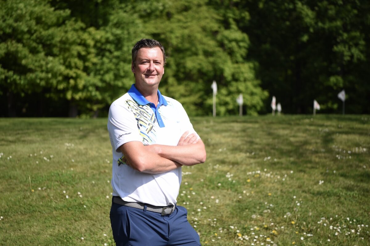 Richard Nömeier, Golflehrer im Golf-Club Hof Hausen vor der Sonne