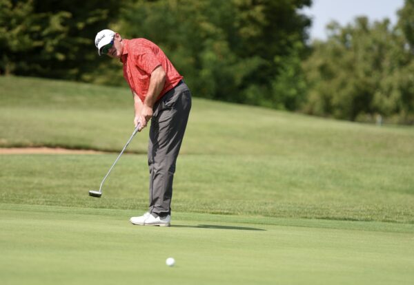 Golfprofessional Keith Coveney beim Putten