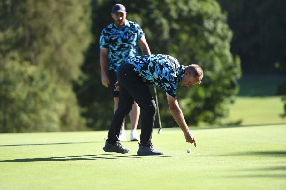 Golftrainer Michael Mitteregger beim Lesen der Puttlinie