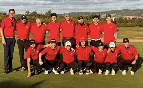 Richard Nömeier und das Herren-Team des Golf-Club Hof Hausen vor der Sonne