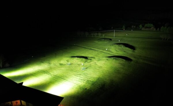 Beleuchtete Driving Range des Golfplatz Altenstadt