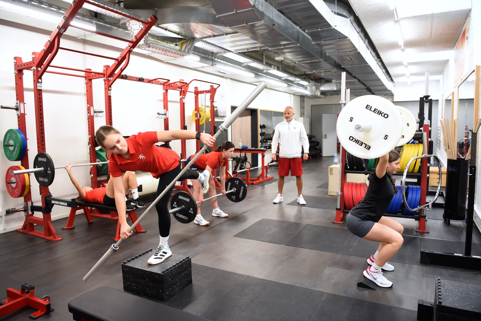 Die Golferinnen und Golfer aus dem Landeskader des Hessischen Golfverbandes beim Krafttraining im DOSB.