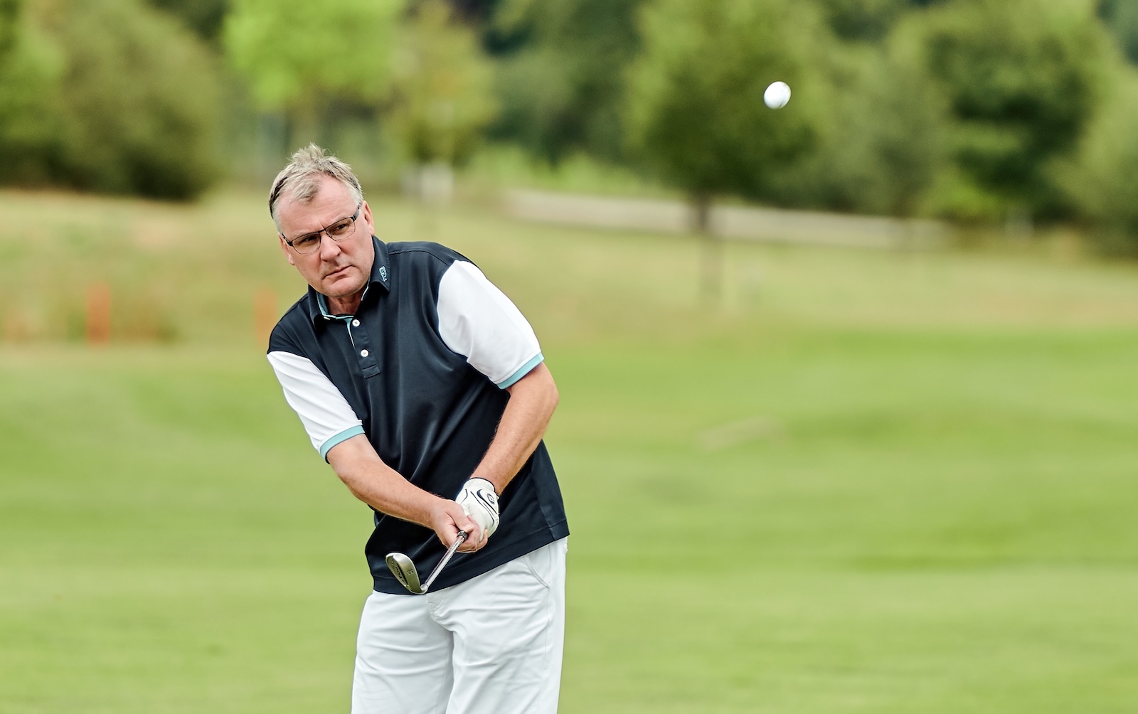 kicker-Chefredakteur Jörg Jakob beim Golf