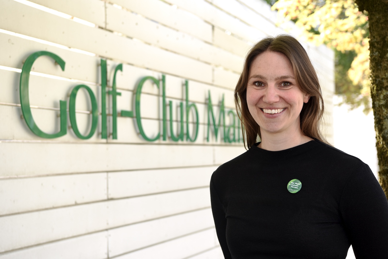Alena Oppenheimer vor dem Schriftzug des Golf-Club Main-Taunus