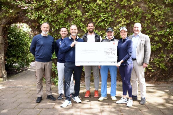 Laura Fünfstück hilft Kindern mit 222 Tour-Birdies