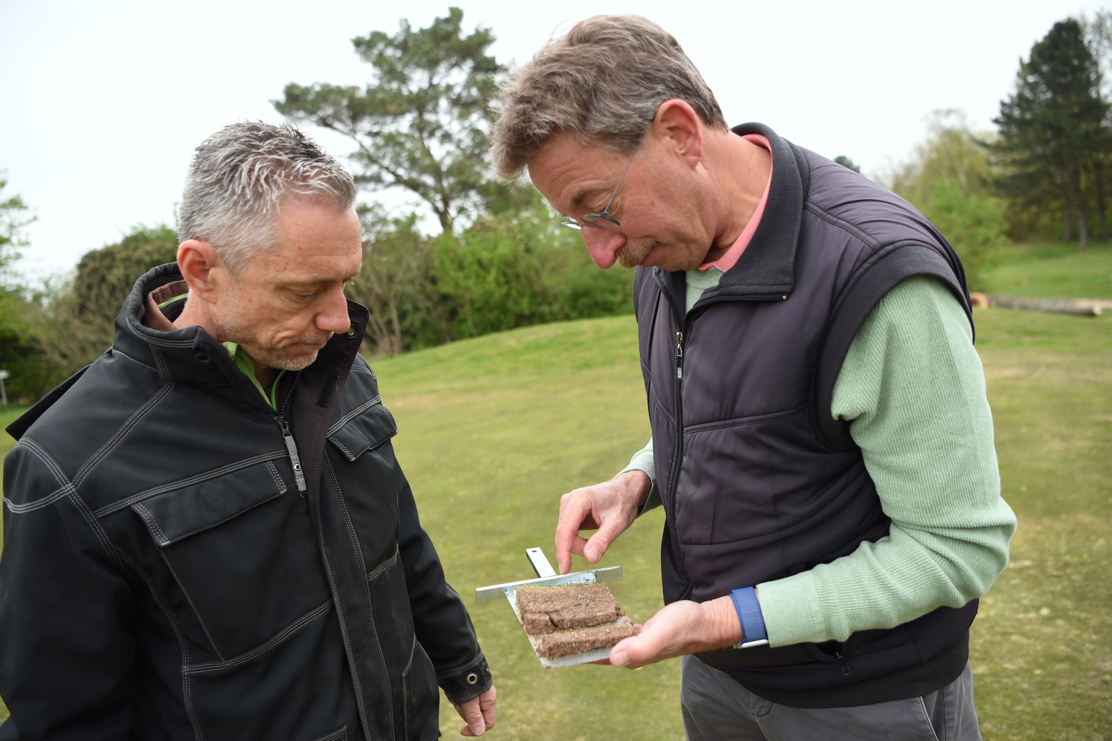 Bodenprobe eines Grüns im Golf-Club Main-Taunus