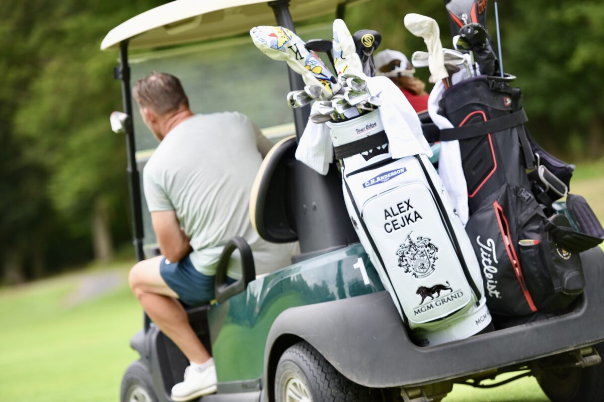 Alex Cejka im Golfcart