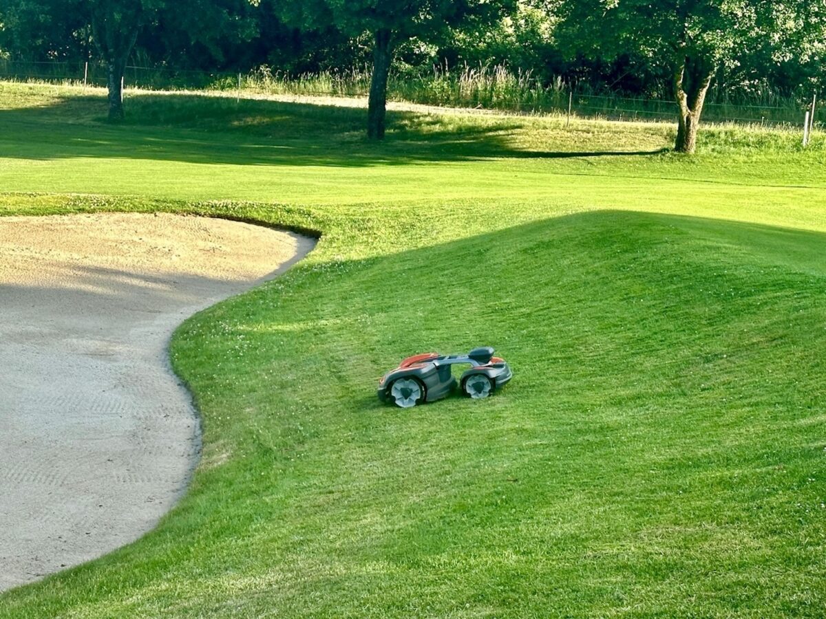 Mähroboter im Golf-Club Dillenburg