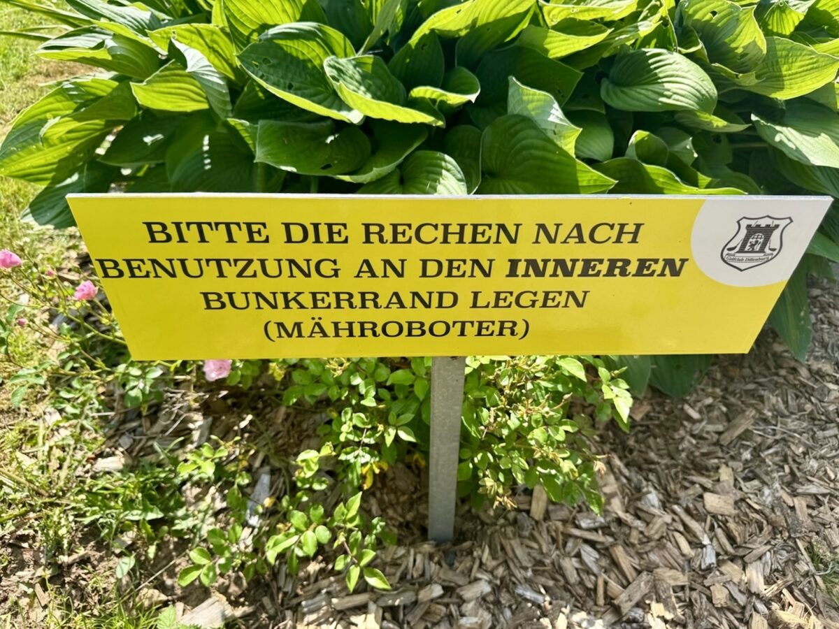 Golfplatz Mähroboter Schild