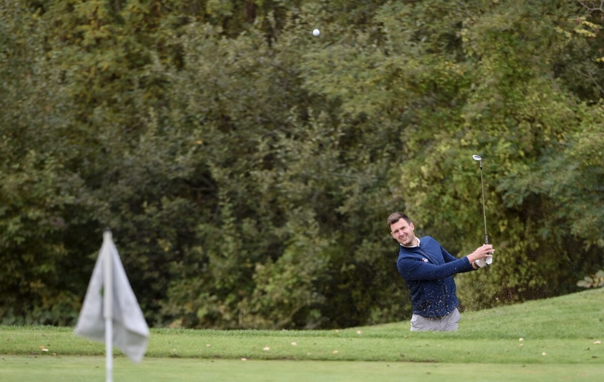 Golfer Christian Bräunig beim Bunkerschlag