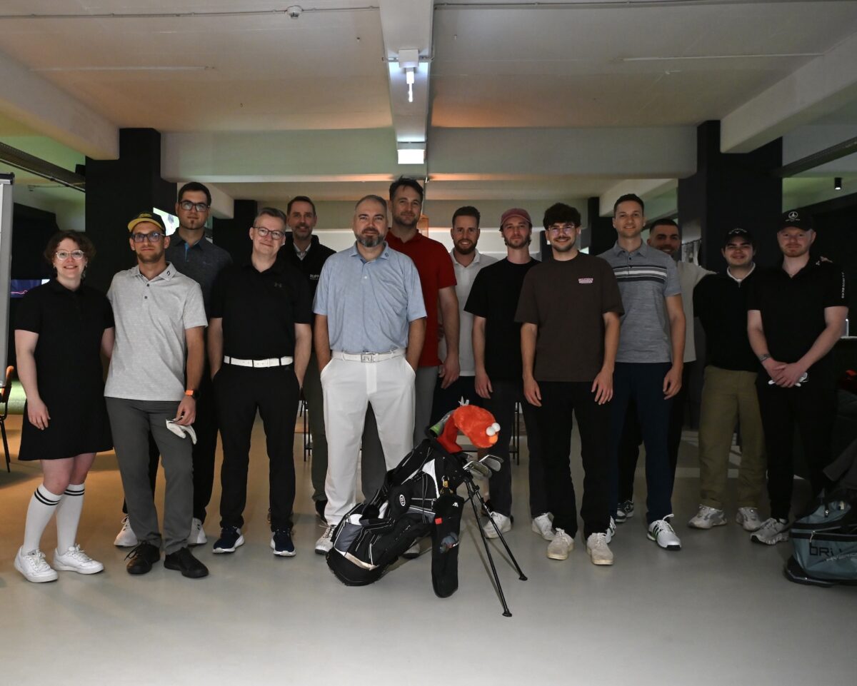 In acht Golfrunden durch die Nacht