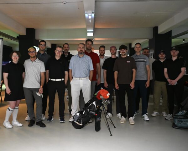 In acht Golfrunden durch die Nacht