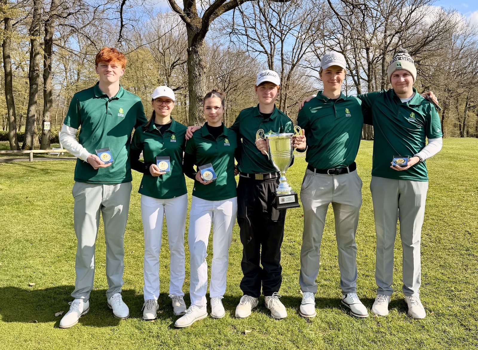 Matti Pitzer und das Jugend-Team des Mainzer Golfclub