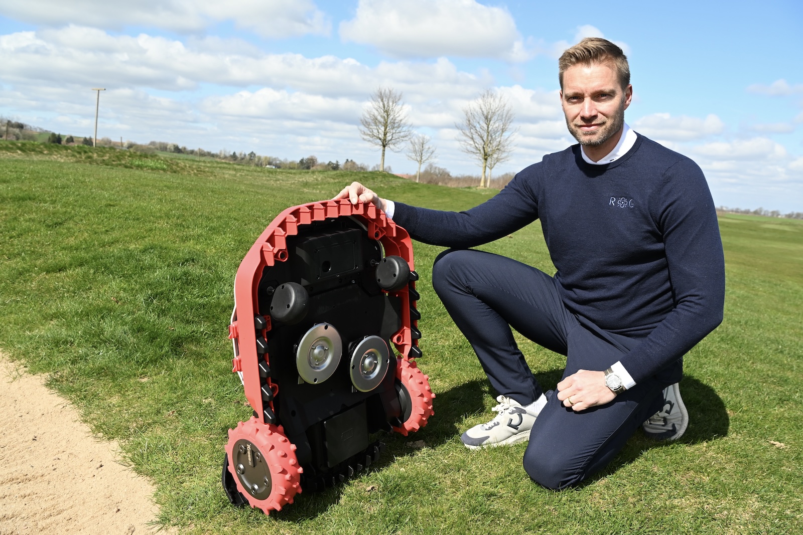 Norman Lang freut sich über autonomes Mähen und Photovoltaik im Golfpark Rosenhof
