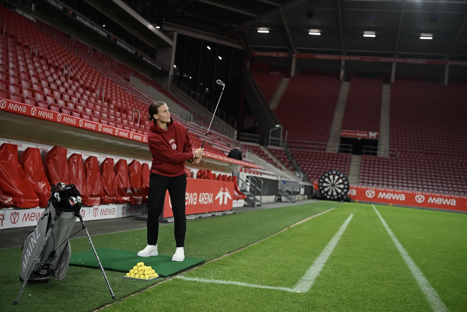 Golf in der MEWA Arena von Mainz 05